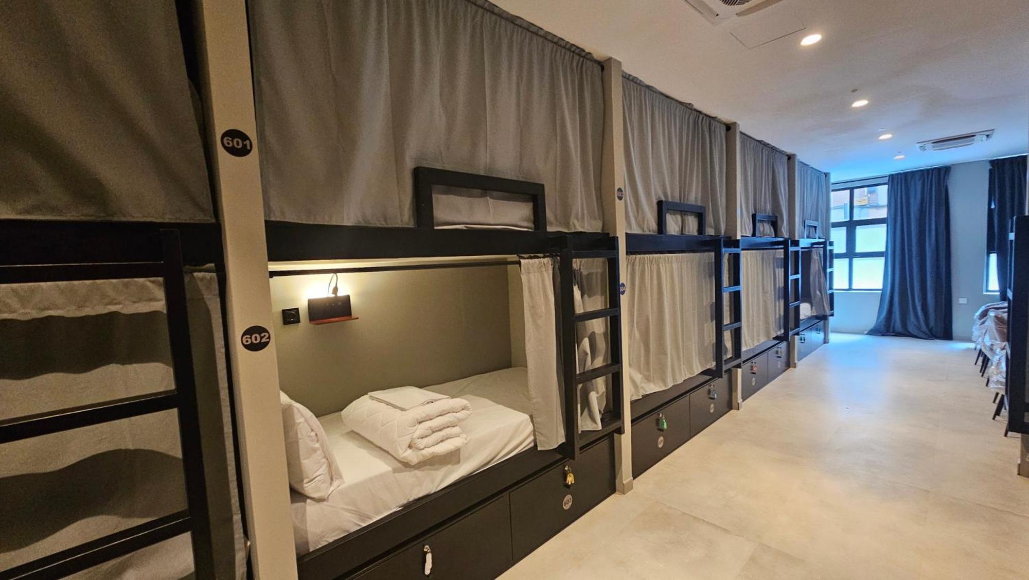 Single Bed in Mixed Dormitory Room